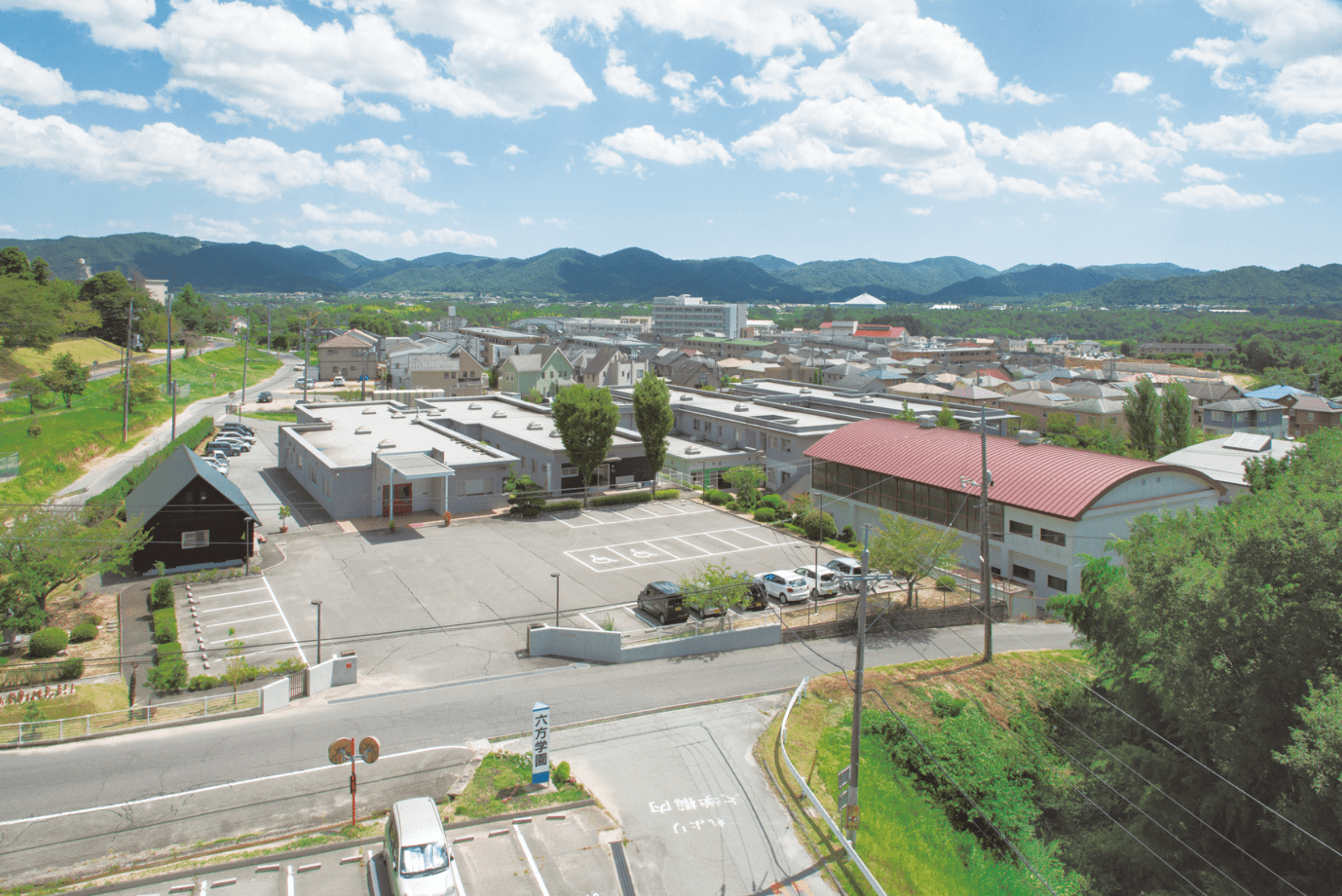 画像：「六方学園」全景