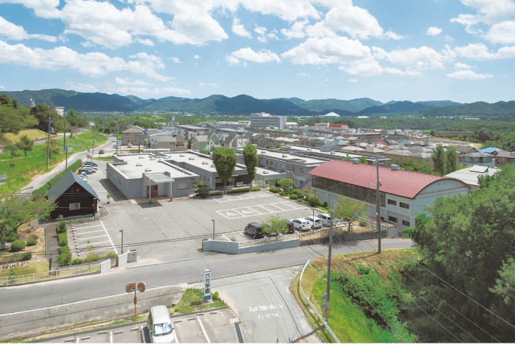 画像:「六方学園」全景
